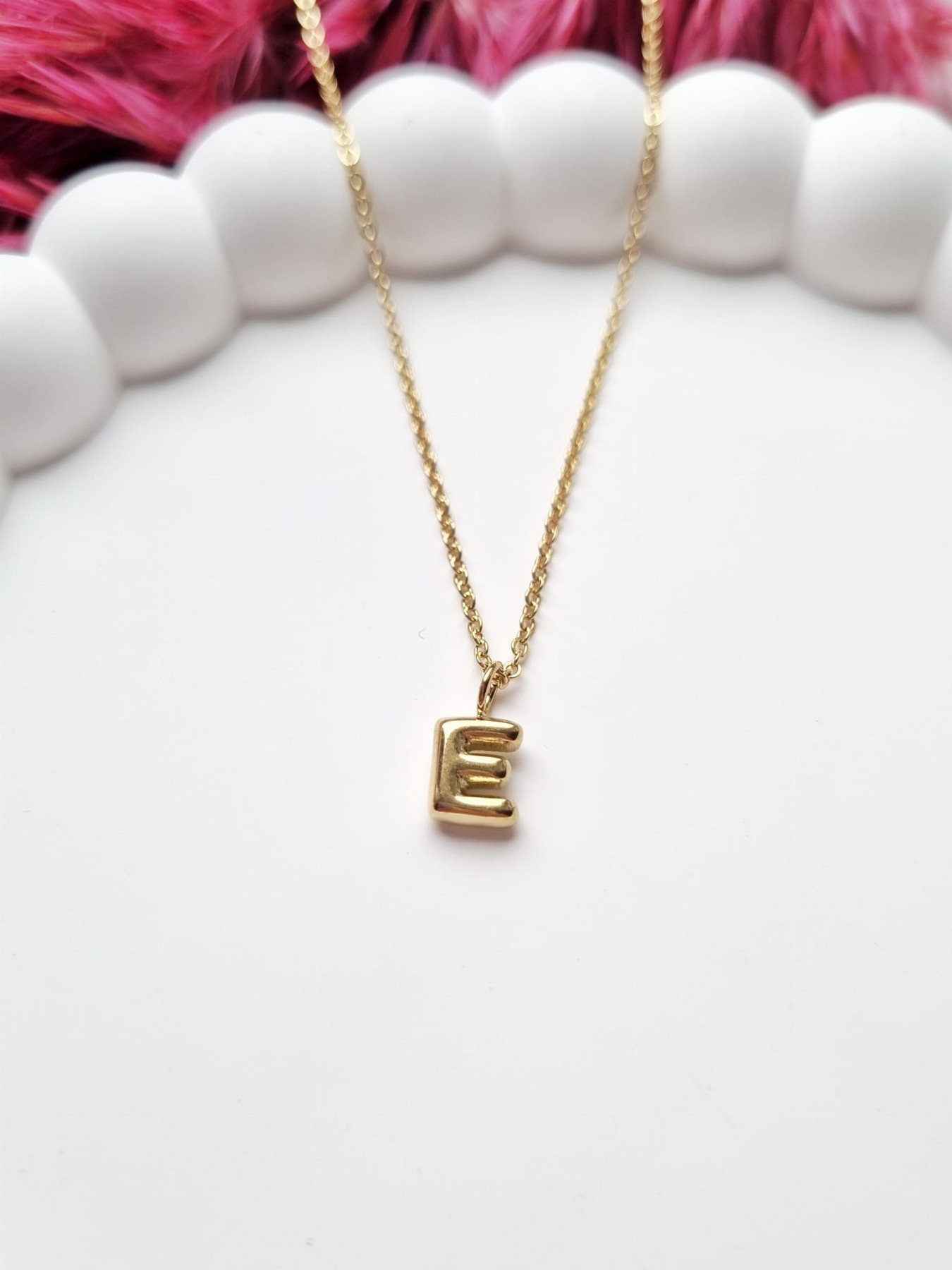 naszyjnik z literką E