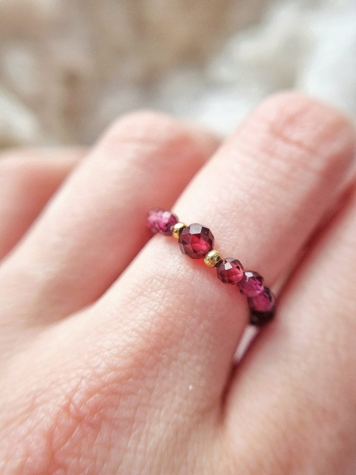 pierścionek z kamieniem granatu