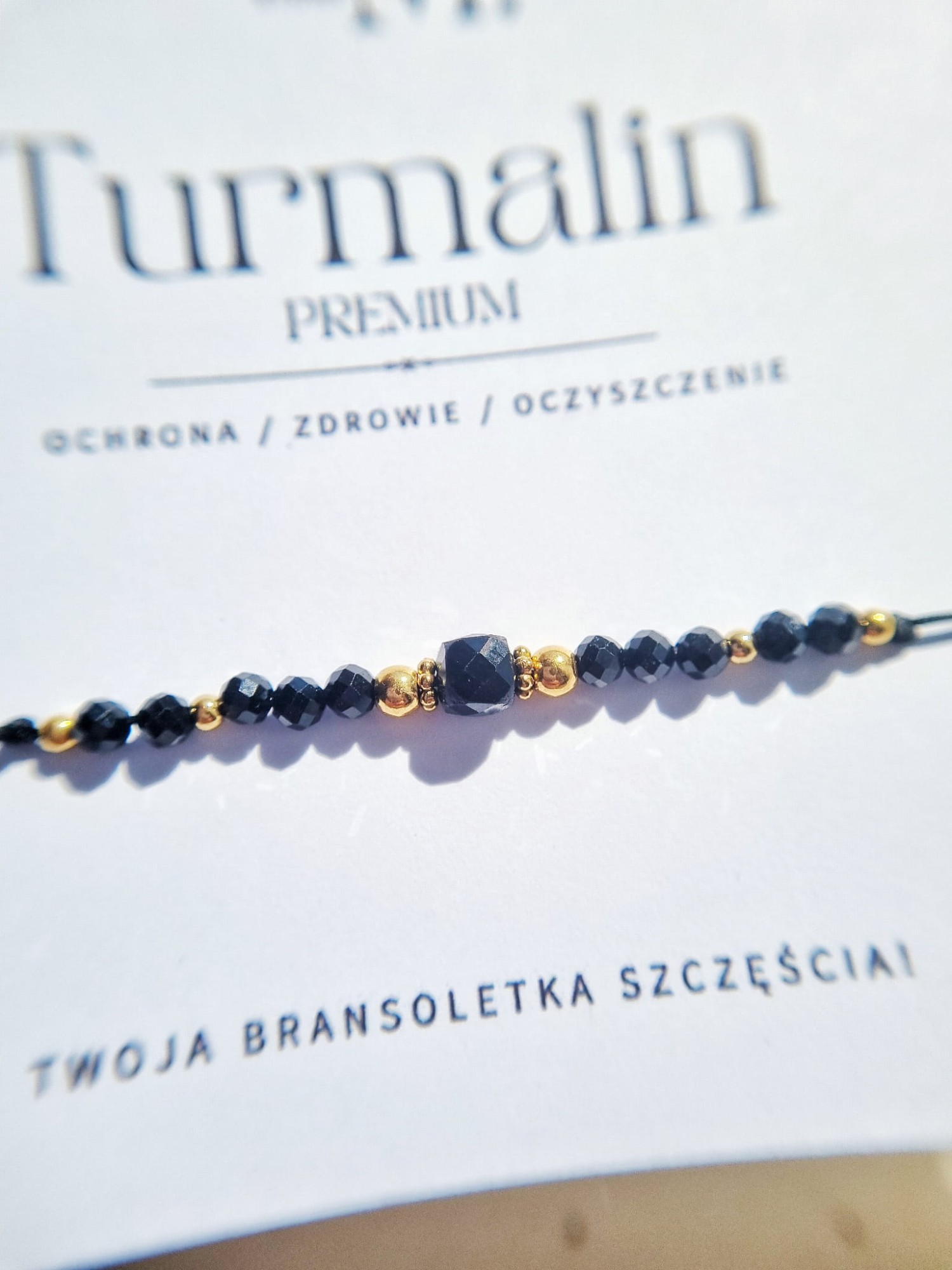 Amulet ochronny czarny turmalin makro