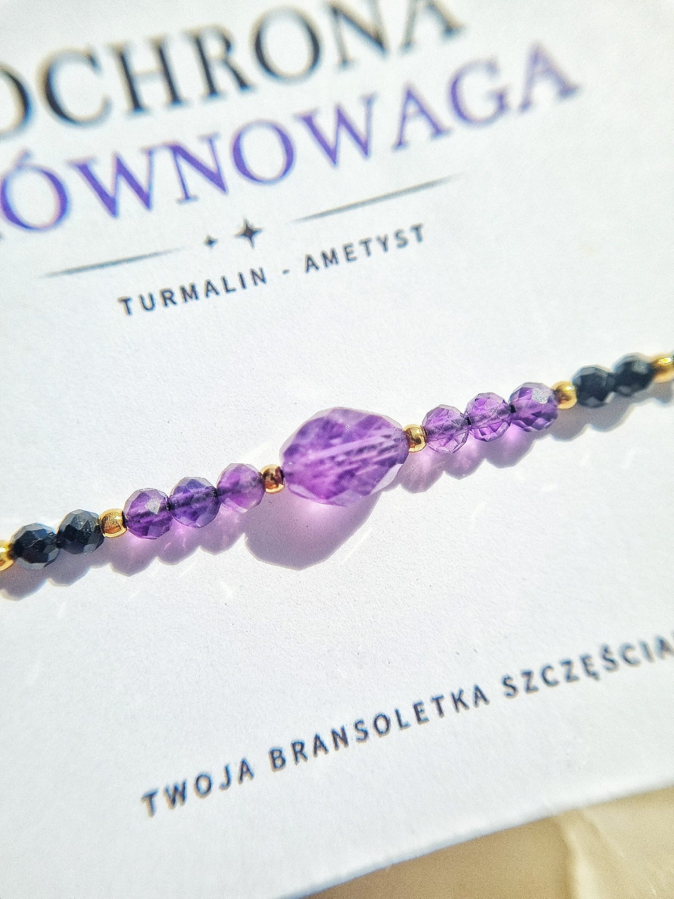 Bransoletka "Ochrona I równowaga" z czarnym turmalinem i ametystem na sznurku nylonowym - zdjęcie makro